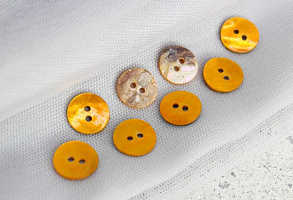 (п241116) World of buttons, Пуговицы из ракушки, 13мм, янтарный