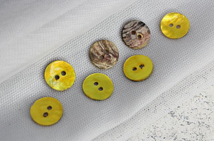(п241114) World of buttons, Пуговицы из ракушки, 13мм, жёлто-зелёный